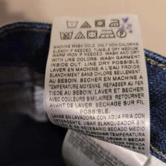 Levi's Bold Curve Cropped Jeans - Picture 16 of 16